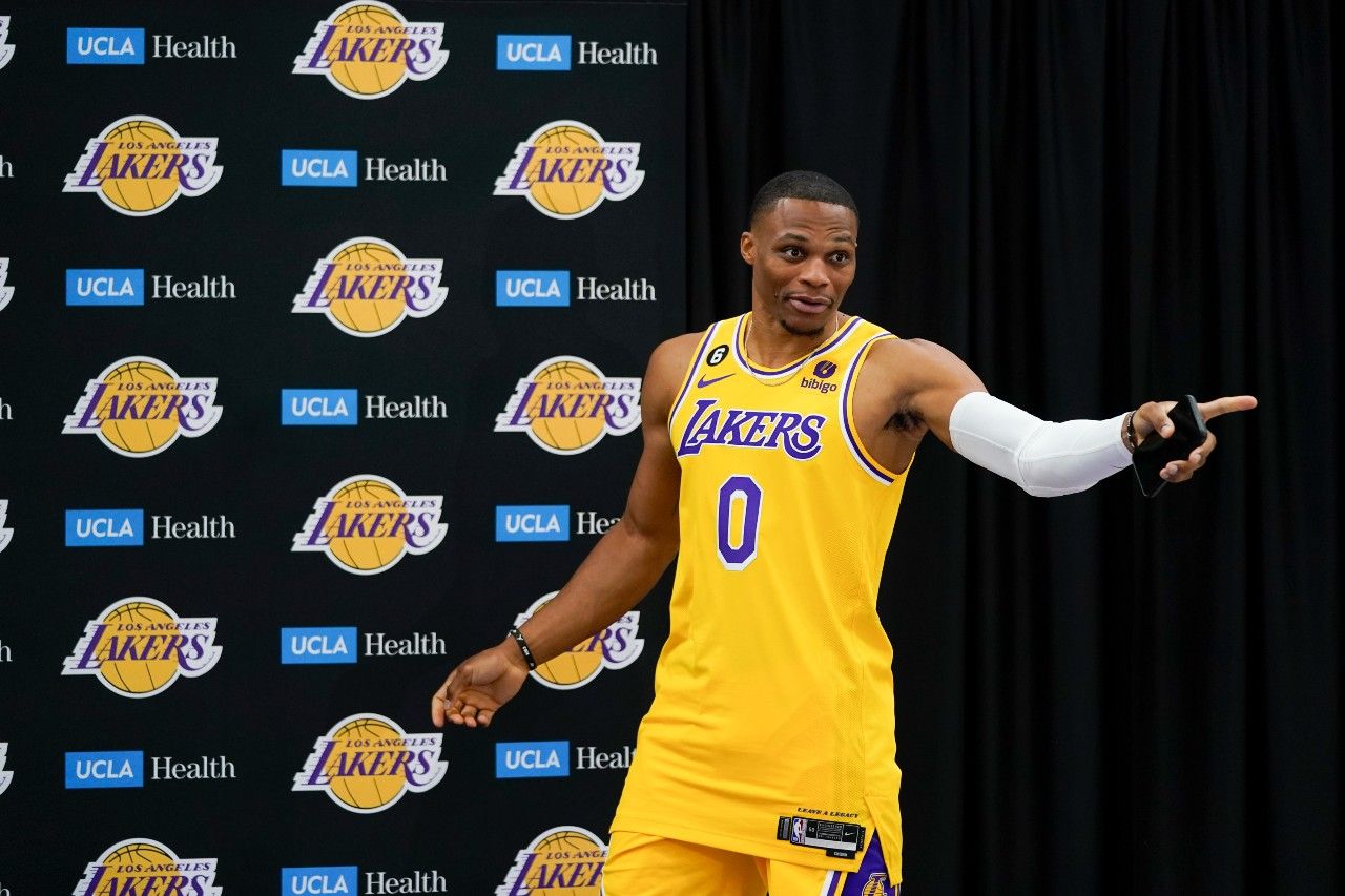 Westbrook vuelve con Lakers en medio de rumores por canje