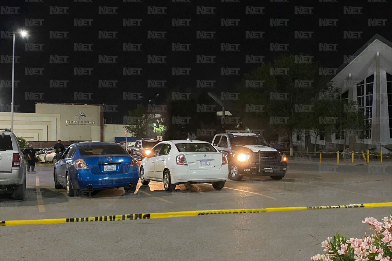 Lesionan a hombre en estacionamiento de un centro comercial