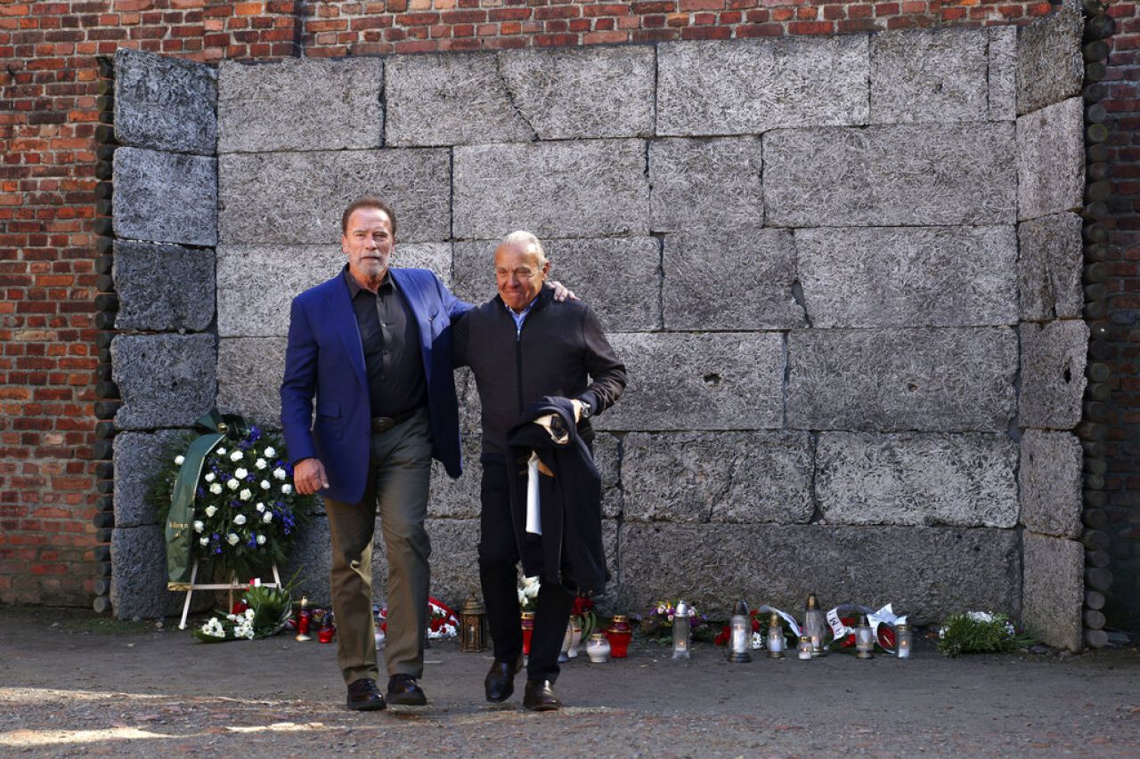 Schwarzenegger visita Auschwitz y se reúne con sobrevivientes del Holocausto