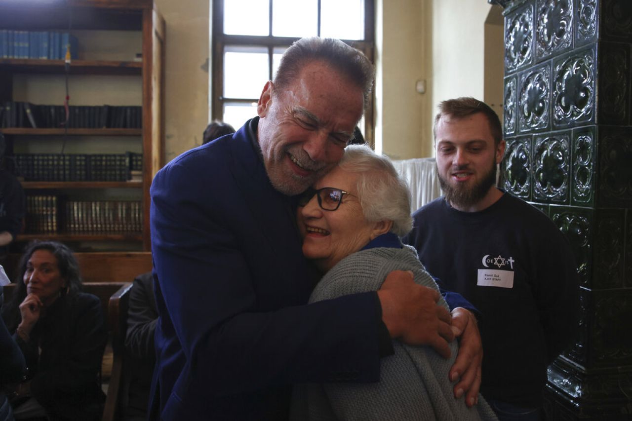 Schwarzenegger visita Auschwitz y se reúne con sobrevivientes del Holocausto