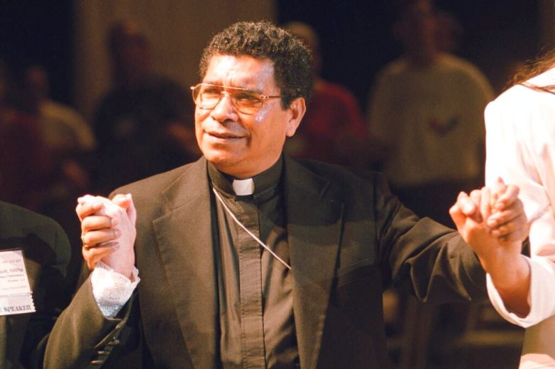 Acusan a obispo ganador del Nobel de abuso sexual 