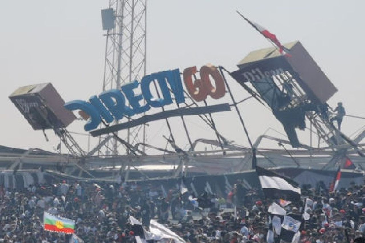 Video: Colapsa techo del Estadio de Colo Colo; hay varios heridos
