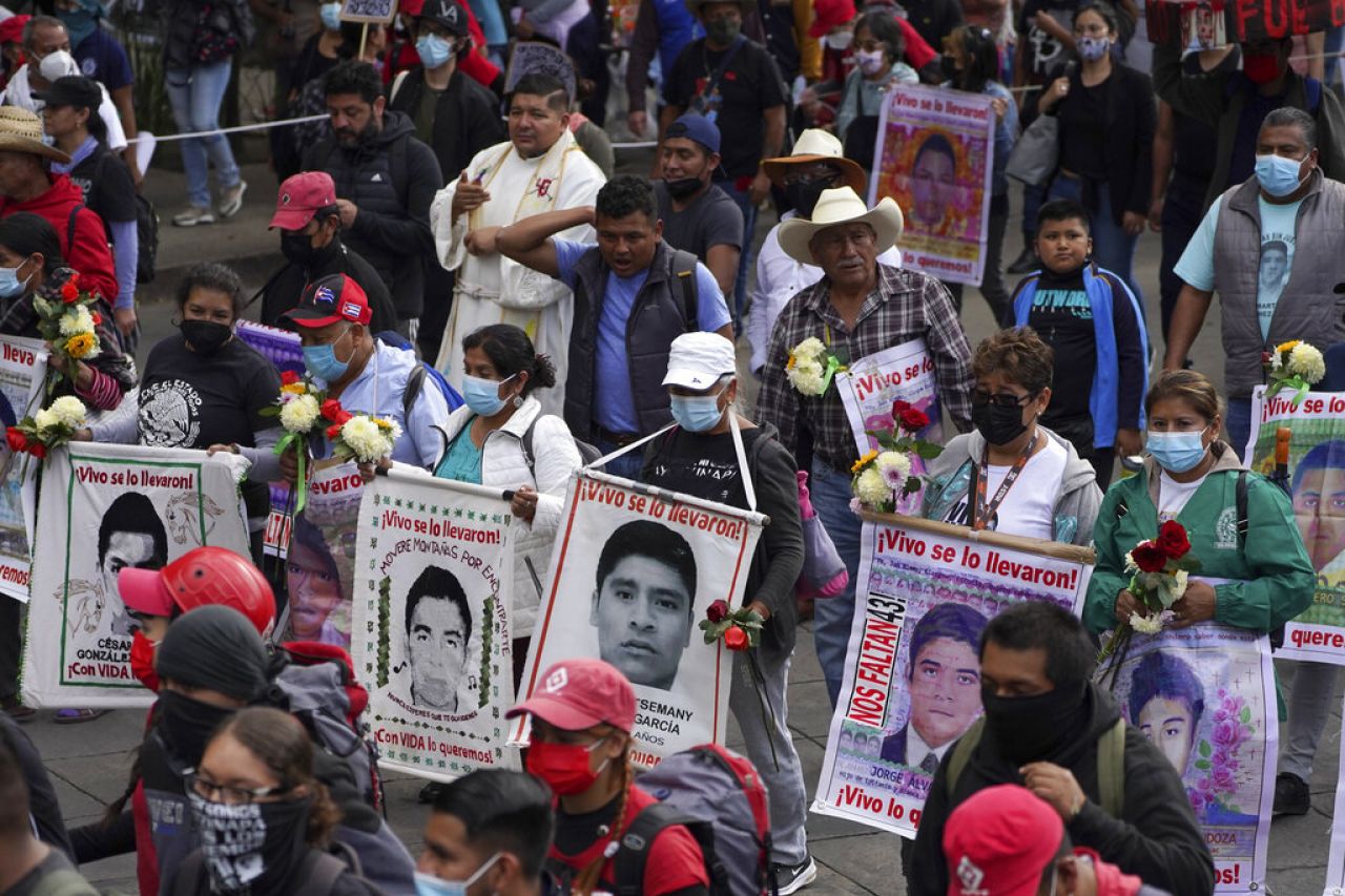 Defiende AMLO acción de Fiscalía en caso Ayotzinapa