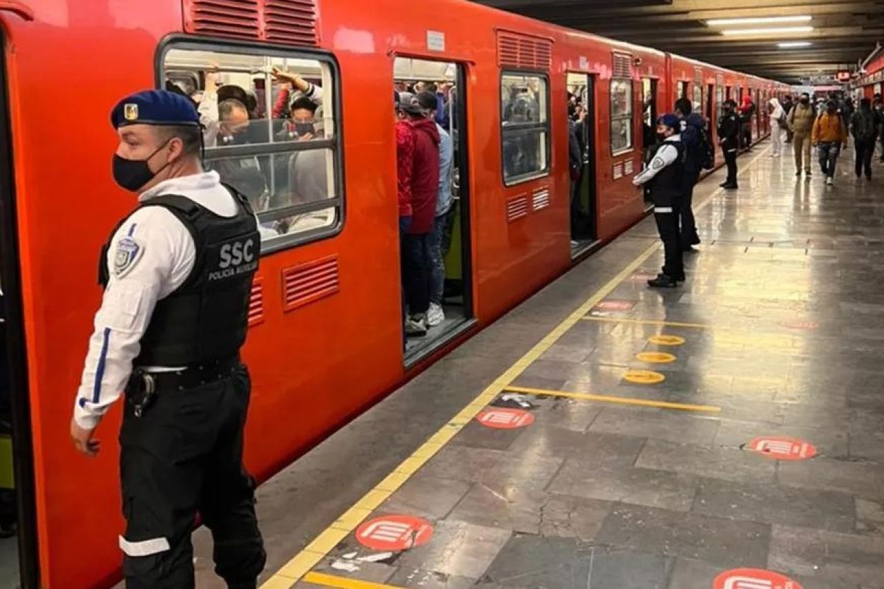 Video: 'Se venía cag*nd* el chofer'; avanza metro estaciones sin parar