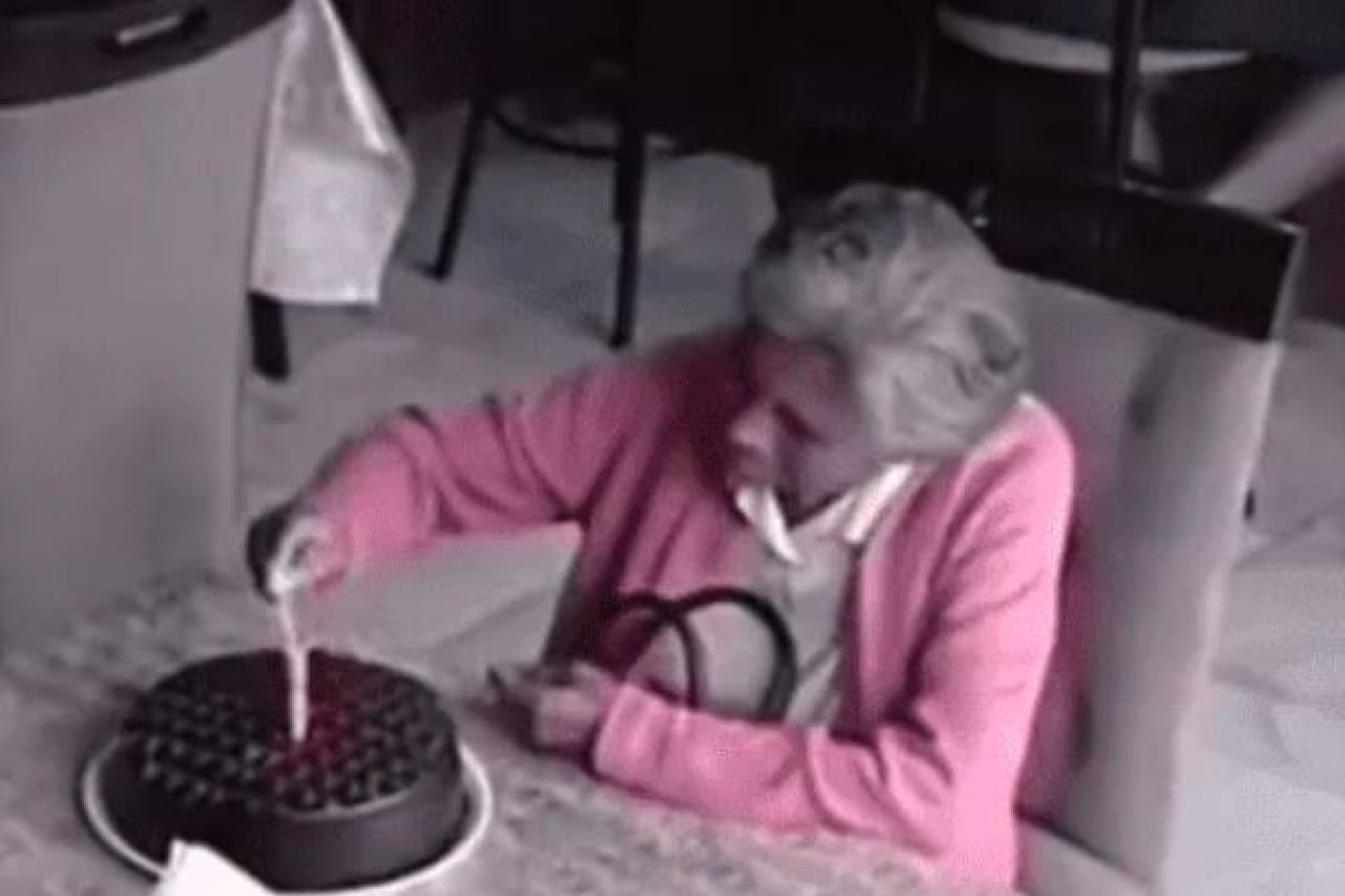 Abuelita celebra sola su cumpleaños y clientes de restaurante la acompañan