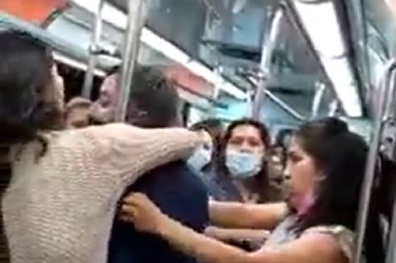 Video: Se dan golpiza por no dar asiento a abuelita en el metro 