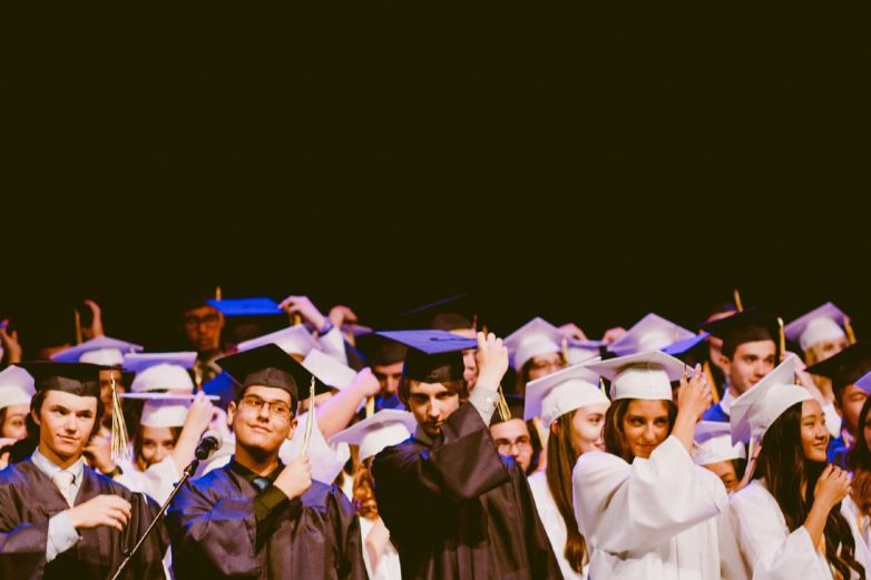 Anuncia YISD fechas para las graduaciones de la clase 2023