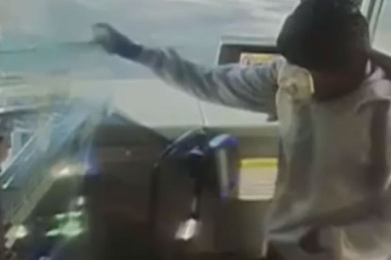 Hombre furioso acuchilla a chofer de camión porque no abría la puerta trasera