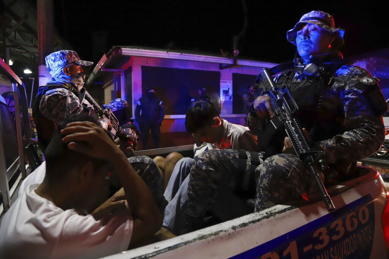 El Salvador amplía cerco militar para perseguir a pandillas