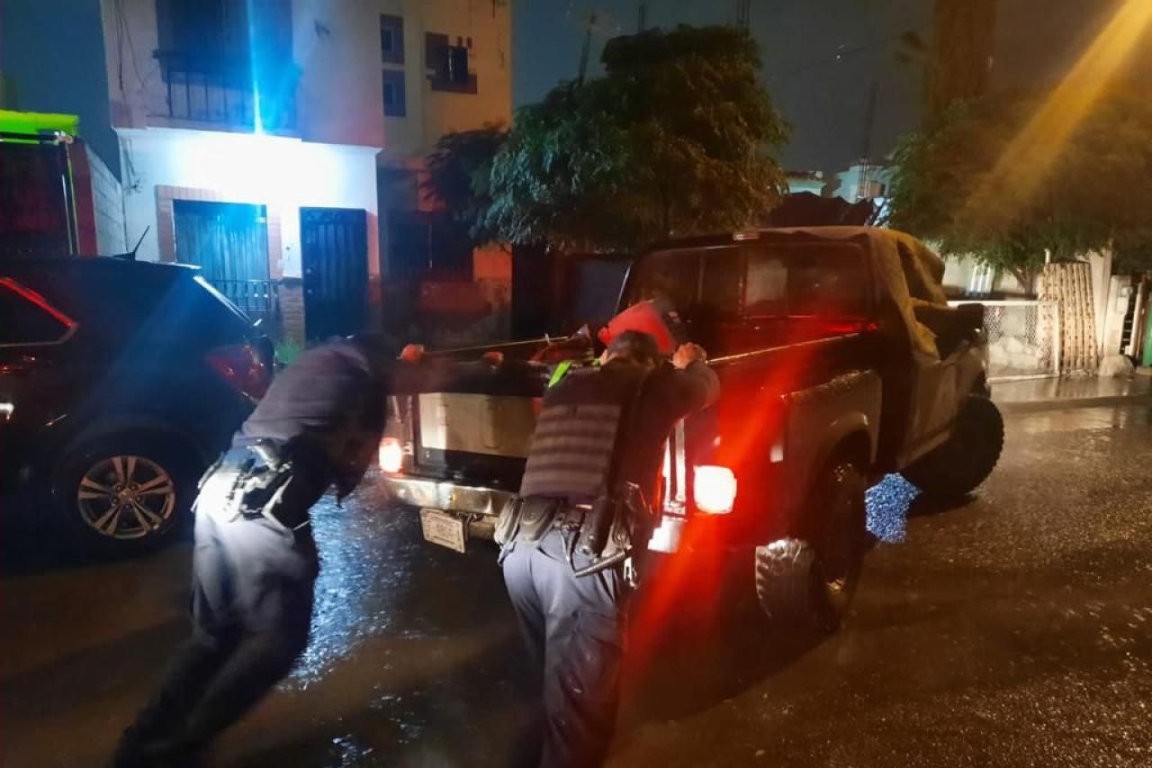 Policías del Estado rescatan a juarenses atrapados en la lluvia
