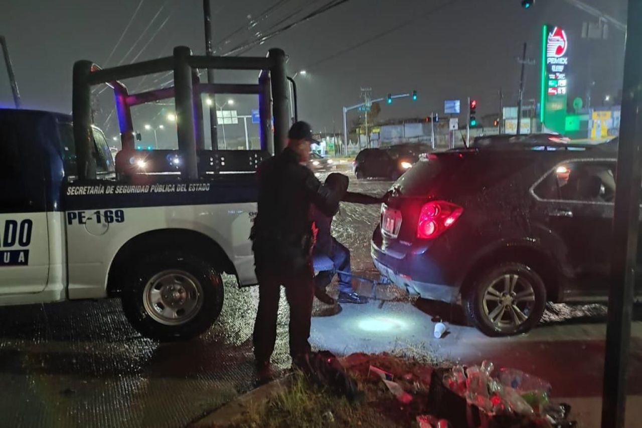 Policías del Estado rescatan a juarenses atrapados en la lluvia