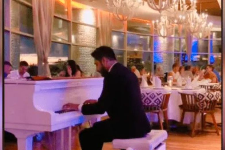 ¡Qué elegancia! Pianista toca ‘En el radio un cochinero’ en lujoso restaurante