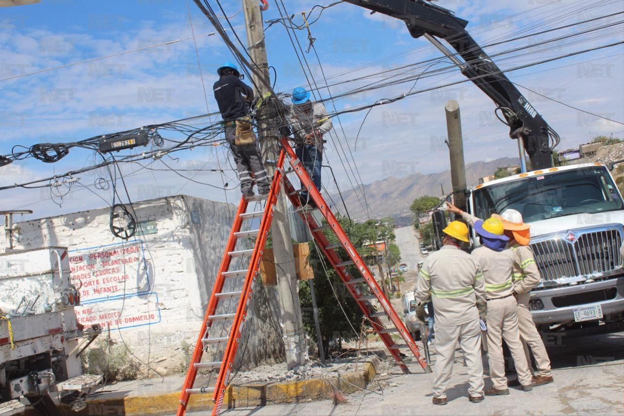 Camión de personal impacta poste y deja sin luz a colonias