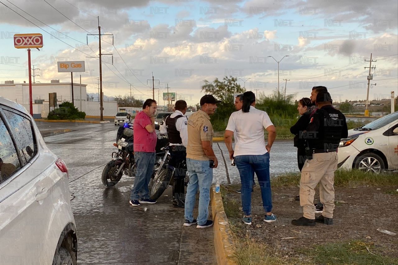 Embisten ministeriales a motociclista y lo lesionan