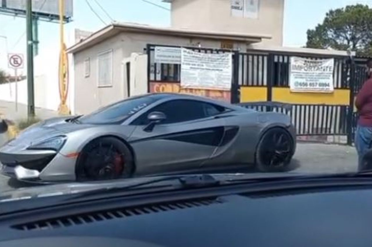 Video: Autos exóticos decomisados por arrancones salen de corralón