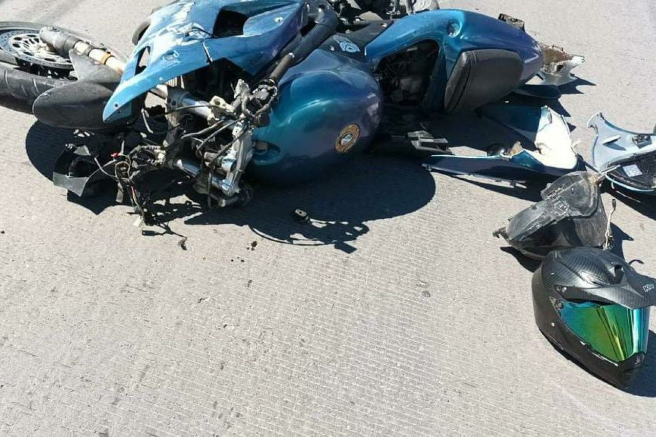 Chocan dos bikers y auto en la Ejército