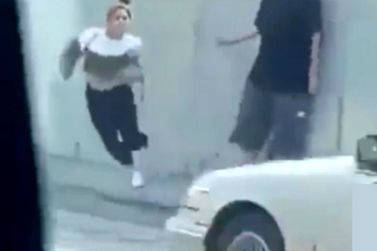 Video: Se arroja a la carretera tras pelear con su novio