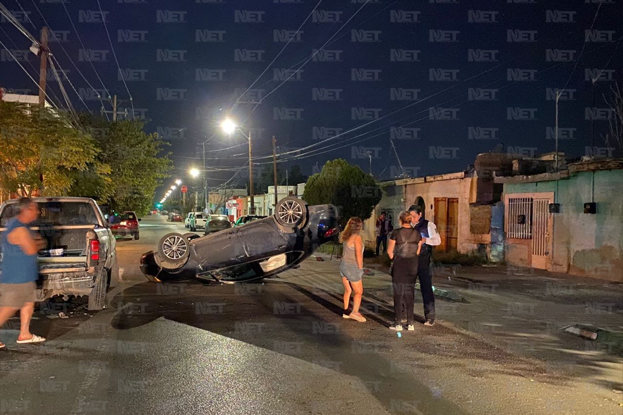Choca y vuelca auto en la 5 de Mayo