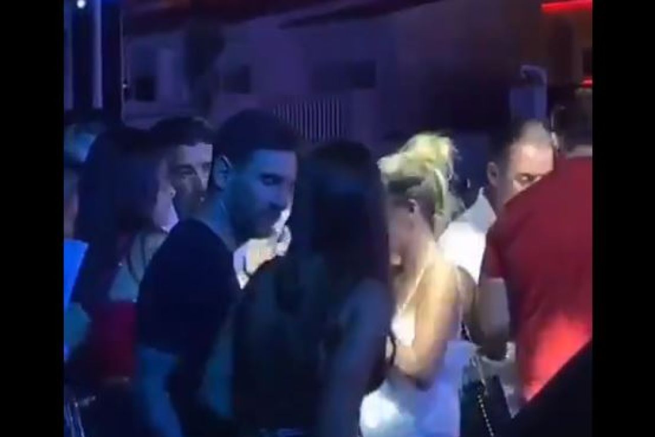 Video: Captan a Messi agarrándole el trasero a misteriosa mujer