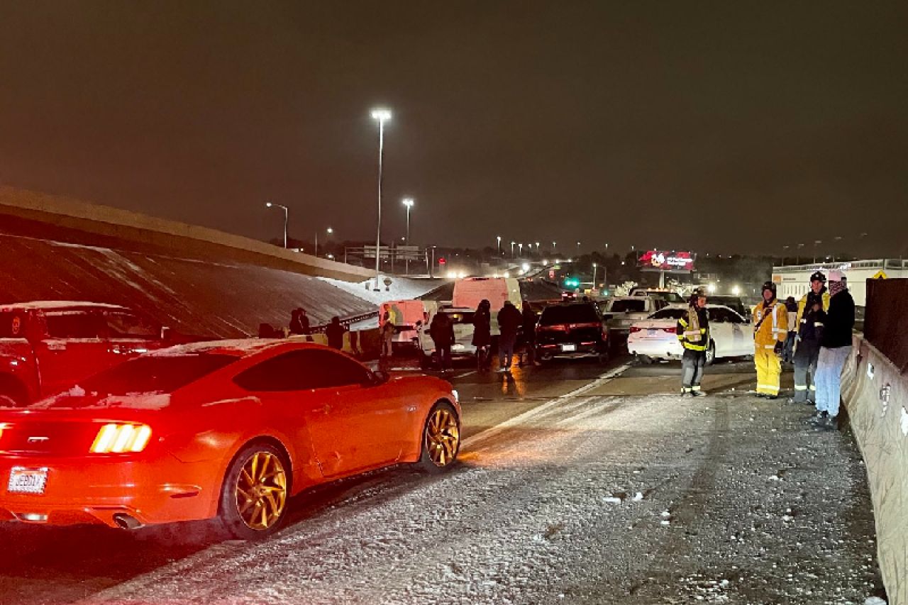 Chocan 100 autos en Denver por carretera congelada