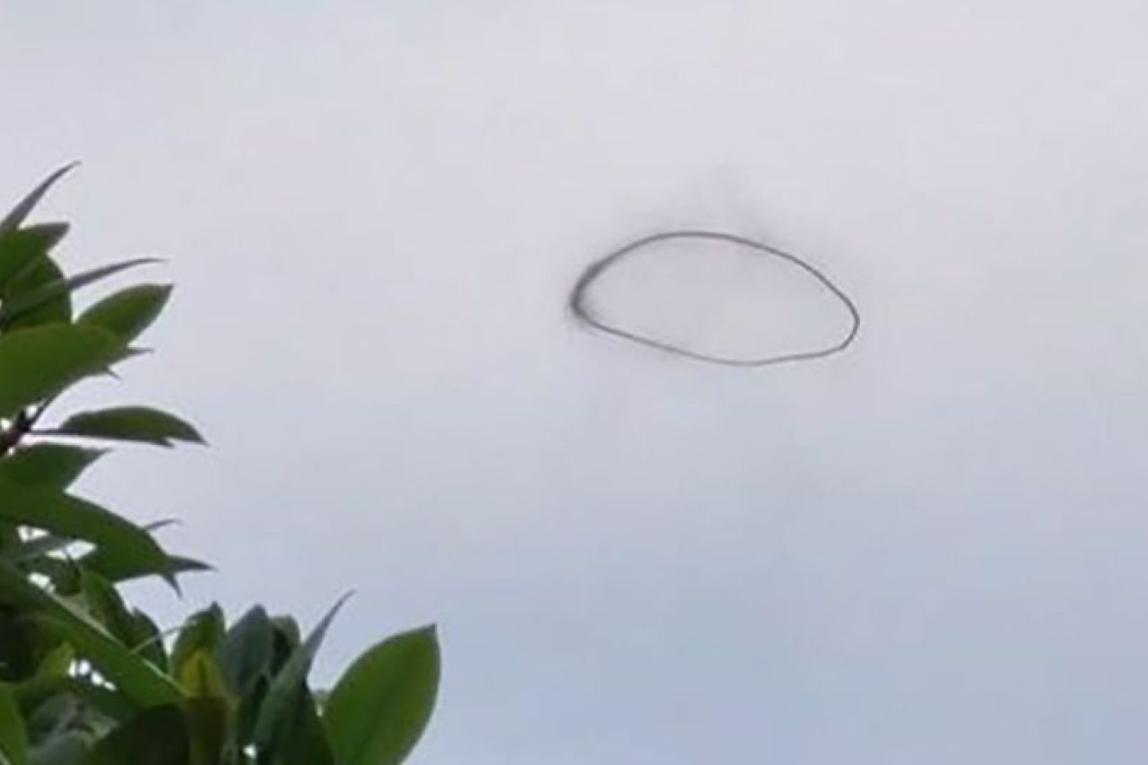 Captan misterioso anillo negro en el cielo de Singapur