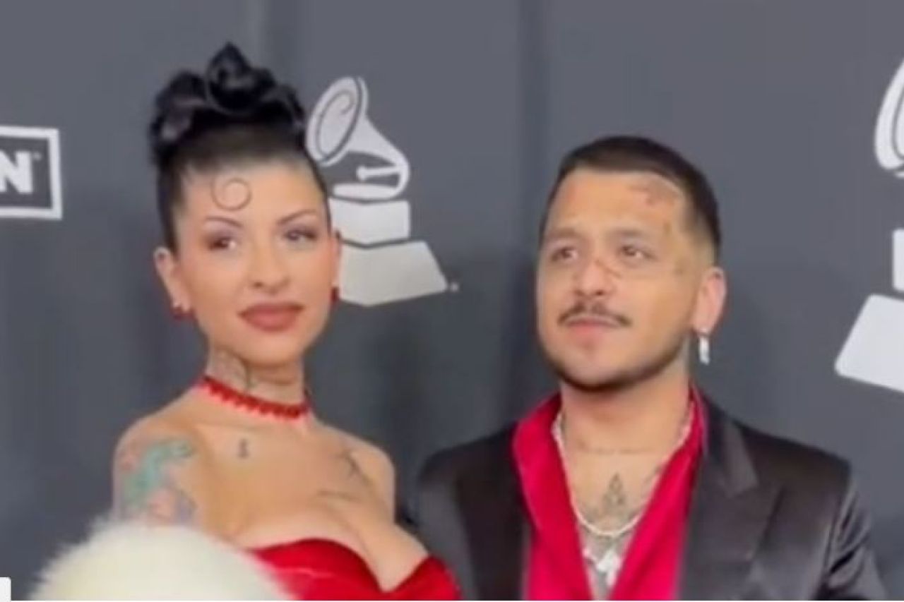 Video: Cazzu y Nodal aparecen juntos en los Latin Grammy