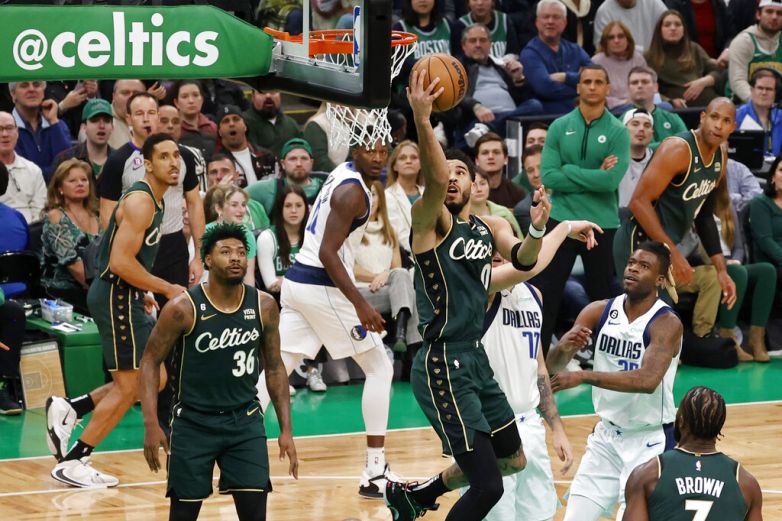 Tatum aporta 37 puntos en triunfo de Celtics sobre Mavs