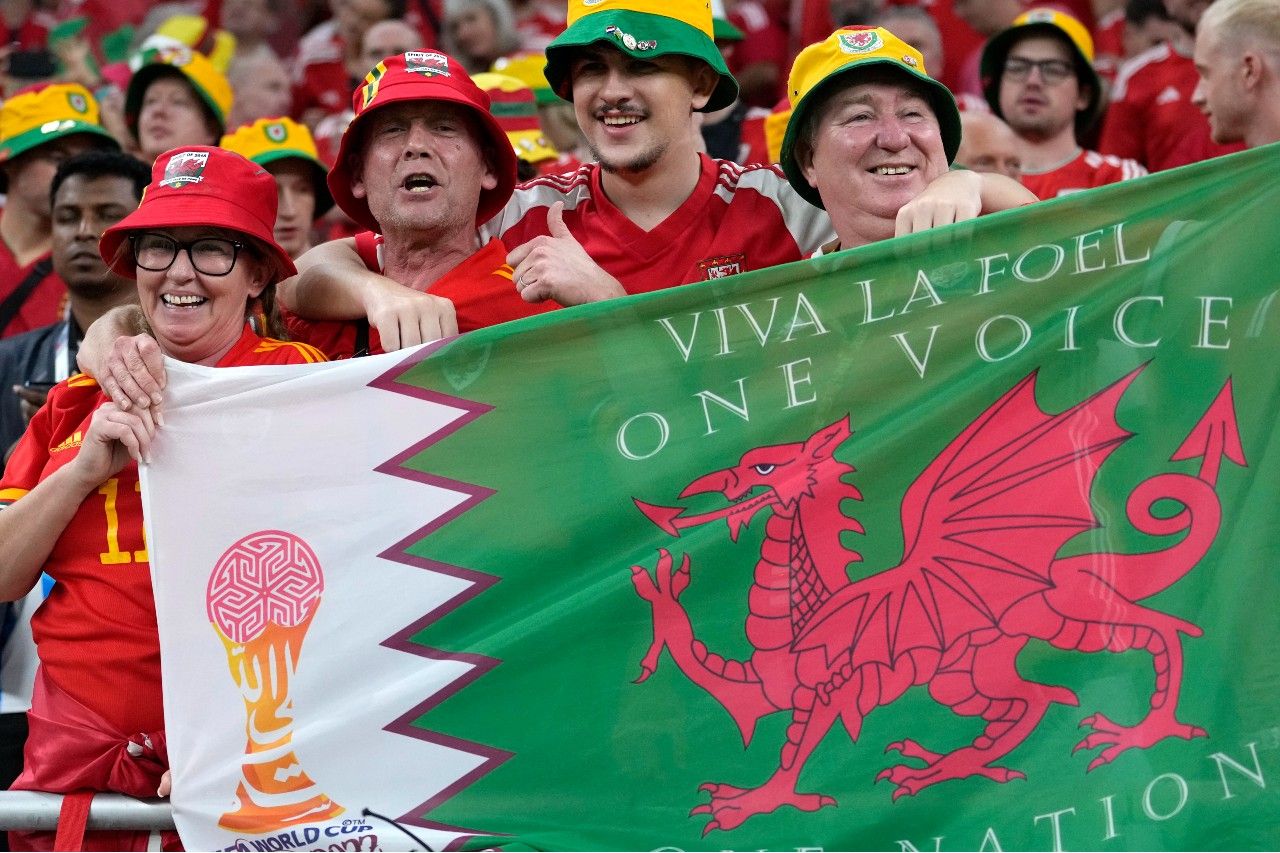 Permite FIFA gorros con arcoíris de fans galeses en estadios