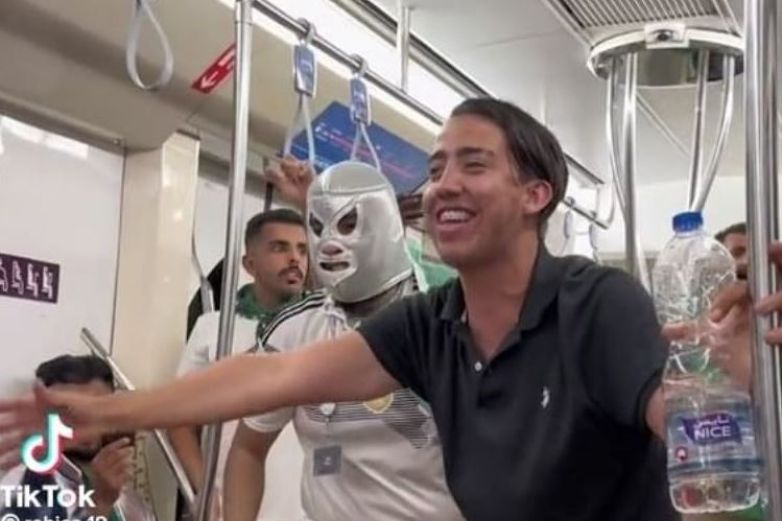 Mexicanos arman show de lucha libre en el metro de Qatar