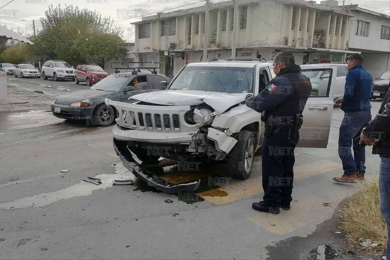 Omite semáforo en rojo y choca contra camioneta en la Vicente Guerrero