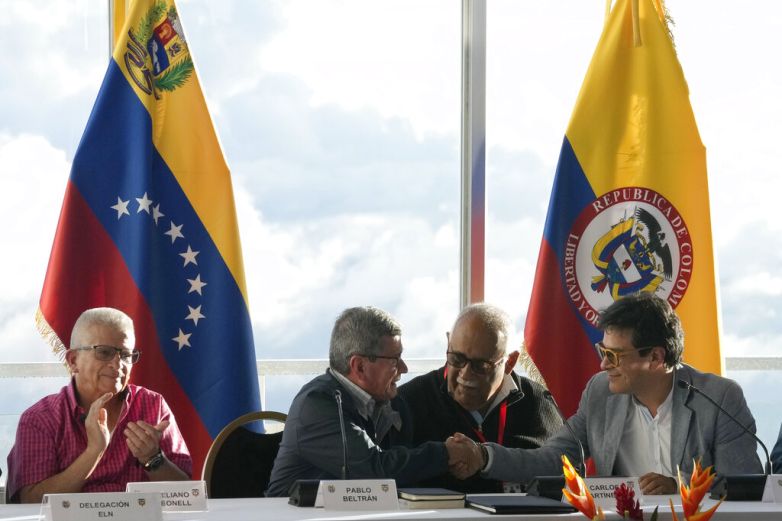 Colombia y ELN acuerdan invitar más países a diálogo de paz