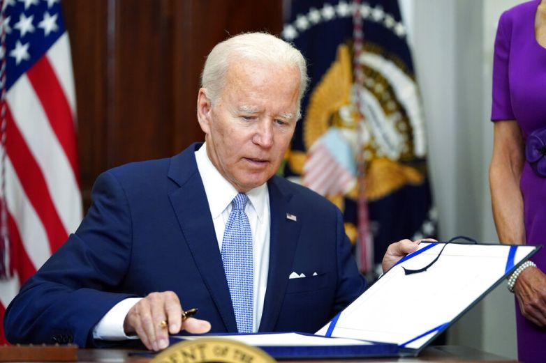 Biden y demócratas presionan para prohibir armas de asalto