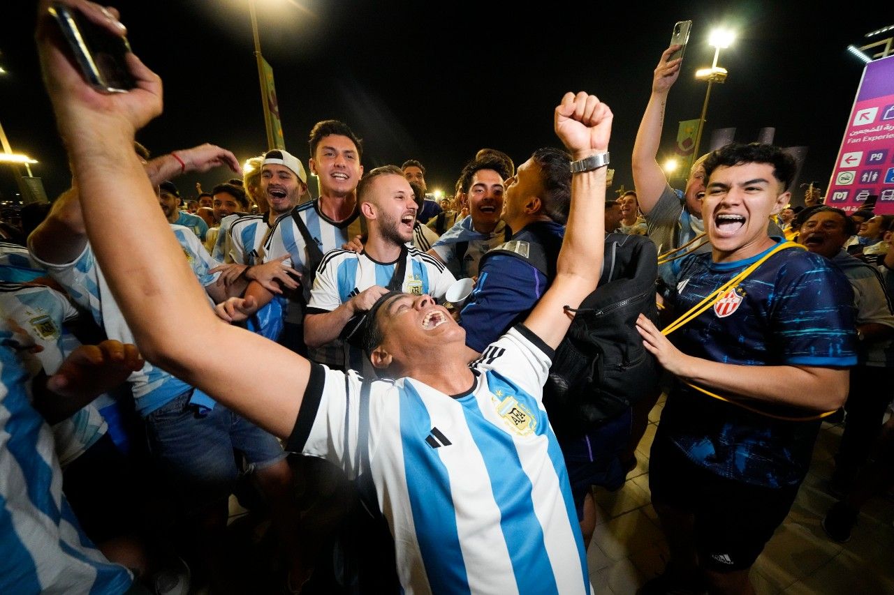 Aficionados argentinos respiran aliviados con triunfo ante México