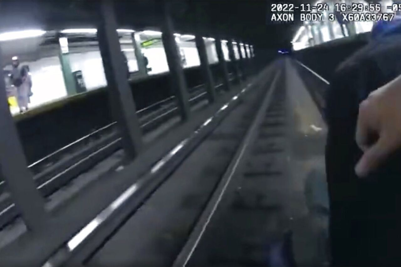 Policías y transeúnte salvan a hombre en el metro de NY