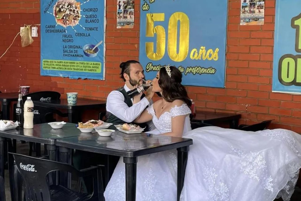 ¡Ay, el amor! Novios celebran su casamiento en puesto de tortas