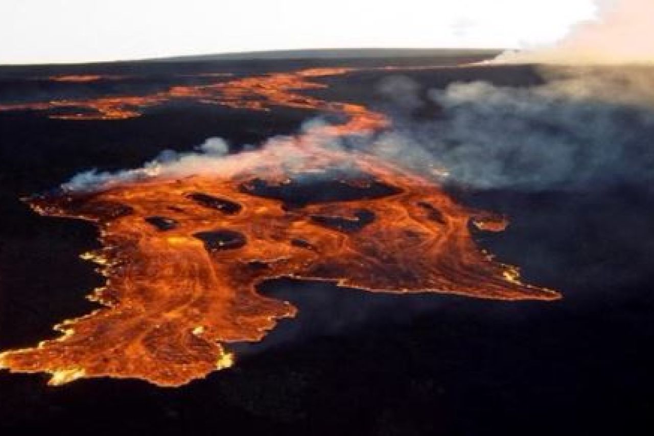 El volcán más grande del mundo ubicado en Hawái entra en erupción