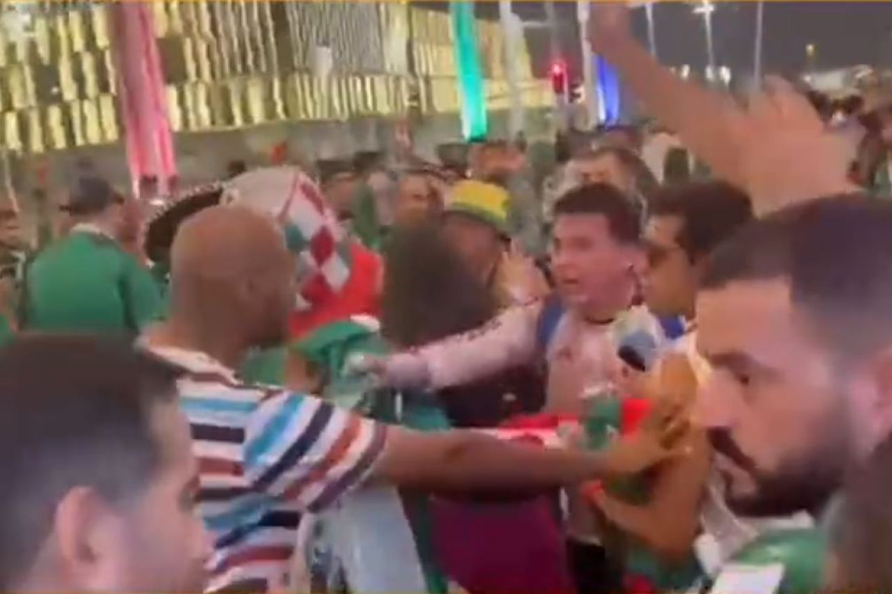 Video: Aficionados de México y Arabia se dan golpiza previo a partido