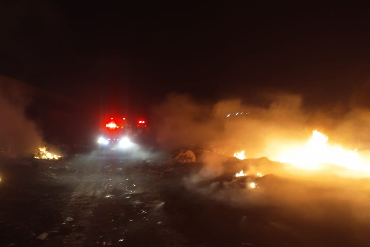 Arden tres baldíos en diferentes sectores de Juárez
