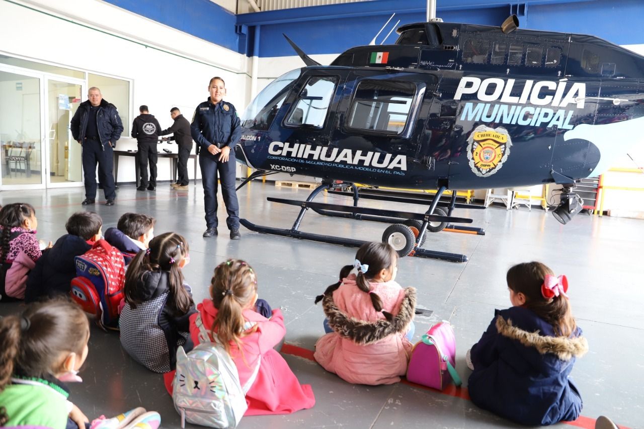 Niños conocen la fuerza policial de Chihuahua