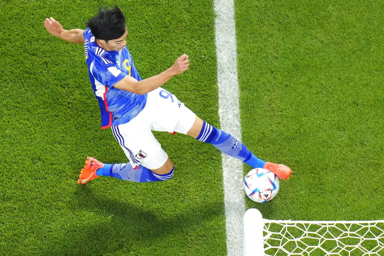 Foto captura momento clave antes del gol de Japón