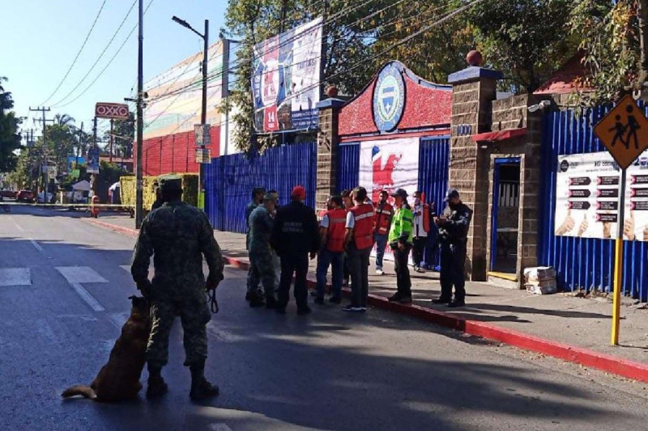 Desalojan escuela por amenaza de bomba en Cuernavaca