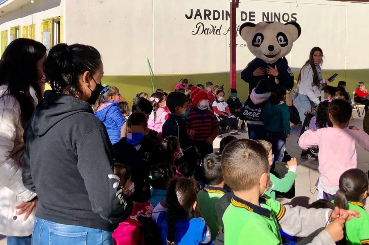 Niños conocen la fuerza policial de Chihuahua