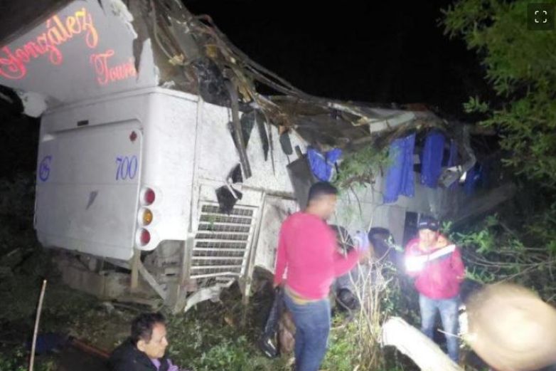Dos muertos y 36 heridos por accidente de autobús en Oaxaca