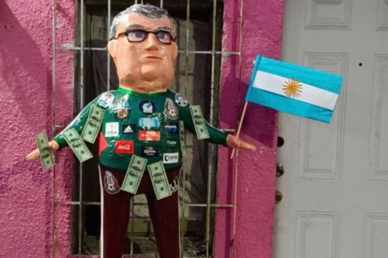 ¡Para que se desquiten los mexicanos! Estrenan 'piña-tata' del 'Tata' Martino