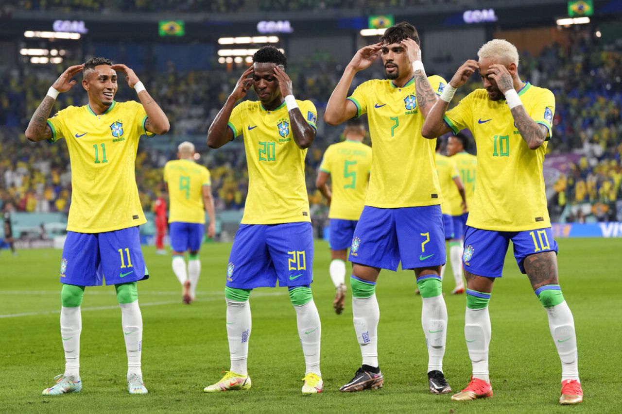 Inspirado por Pelé, Brasil golea y está en cuartos de final