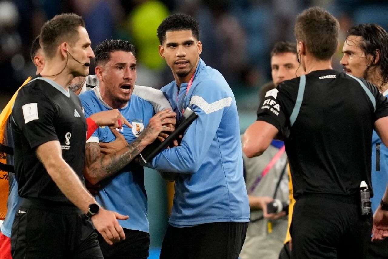 Jugadores uruguayos, acusados por altercado con árbitro