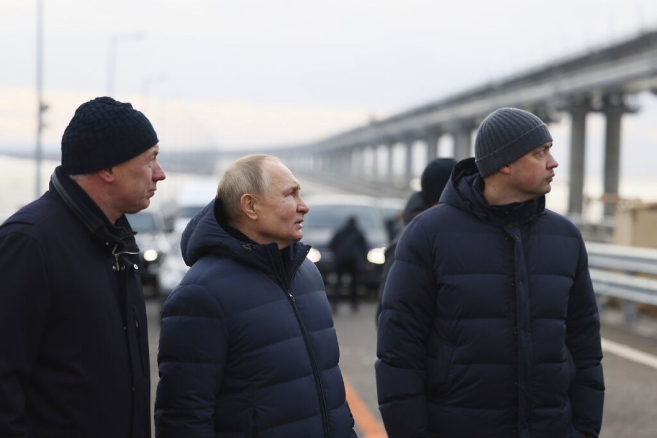 Putin cruza a Crimea sobre un puente bombardeado