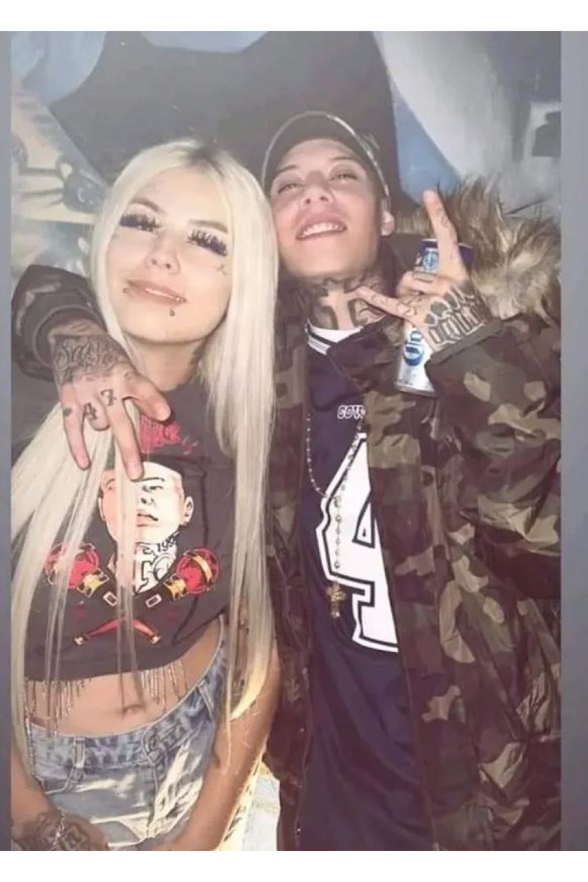 Mona posa junto a Santa Fe Klan; internautas opinan que hacen bonita pareja