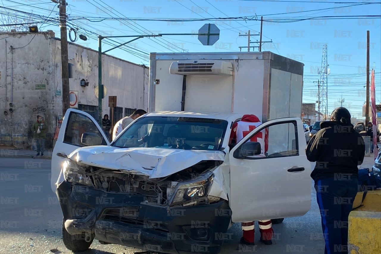 Omite alto y choca contra camioneta de carga