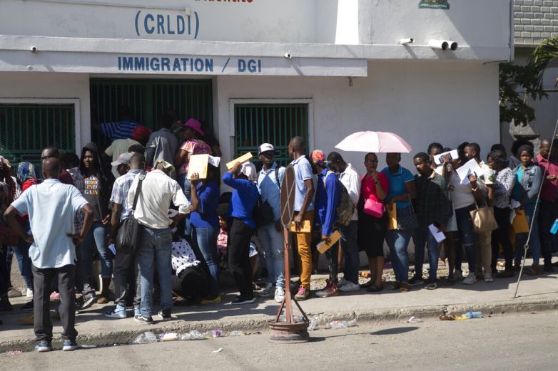 Haitianos tratan de aprovechar vía legal para llegar a EU
